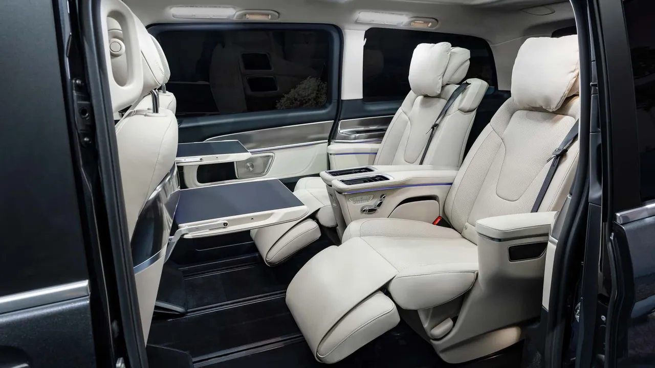 Wnętrze Mercedesa V-Class VIP — fotele z podnóżkami i stoliki